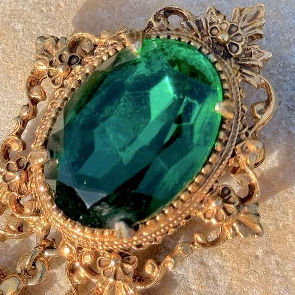 💚 Vintage Emerald Green Gold Tone Brooch - Picture 3 of 10